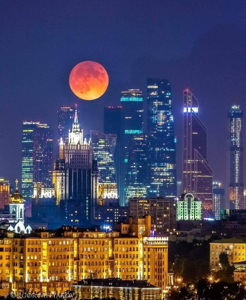 Луна над Москвой