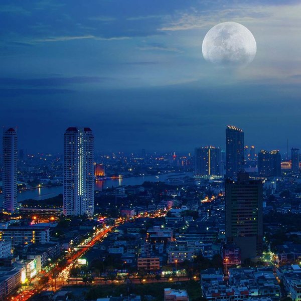 Луна над городом