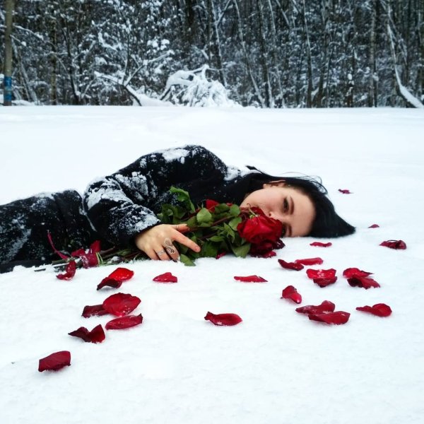 Девушка с розами зимой
