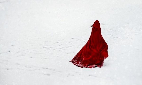 Красный плащ на снегу