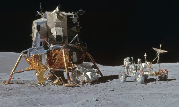 Аполлон 16 на Луне