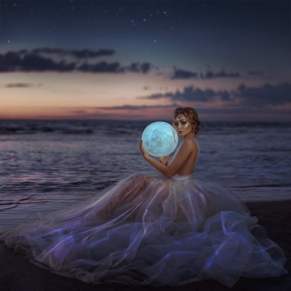 Девушка с шаром в руках