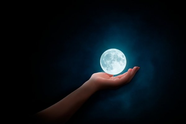 Луна в ладошке