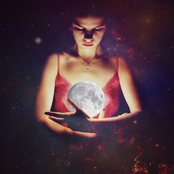 Девушка держит в руках