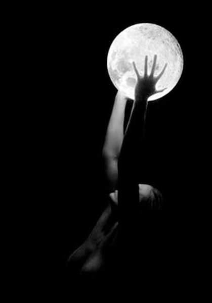 Девушка с луной в руках