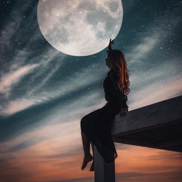 Девушка под луной и звездами