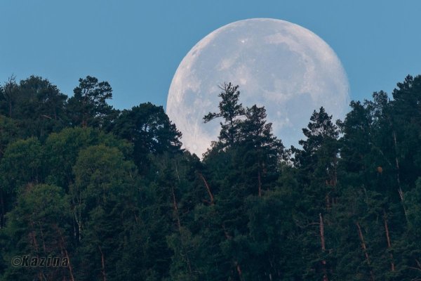 Большая Луна утром