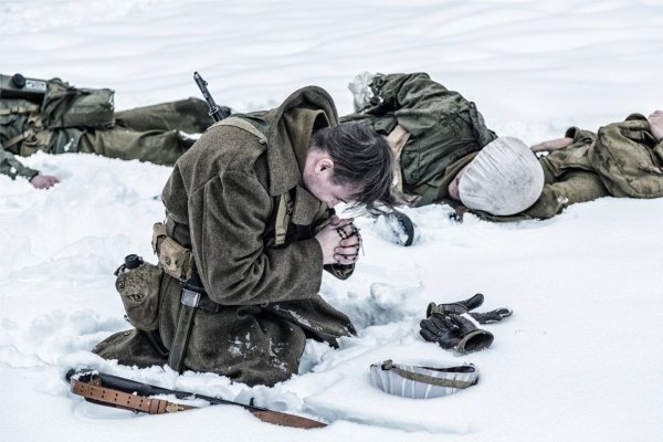 Солдат молится