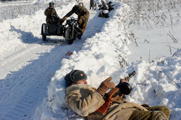 Солдат в снегу