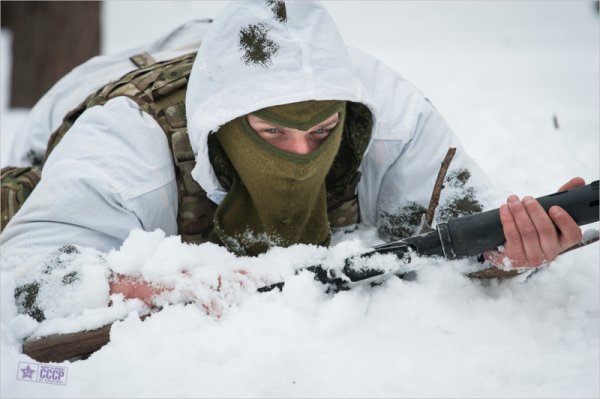 Солдат зимой в лесу
