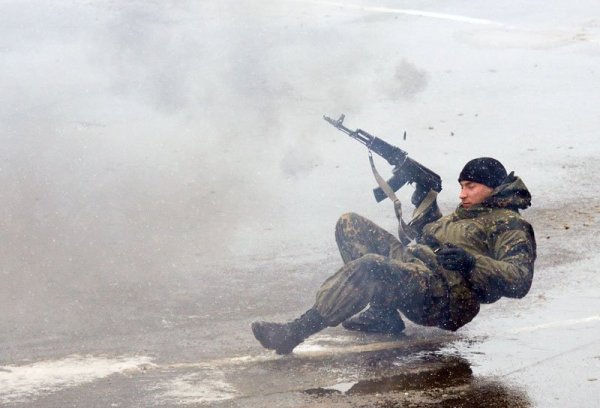 Солдат сидит