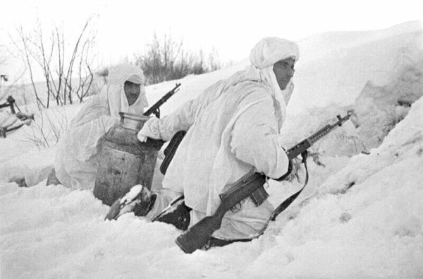 Бойцы РККА В зимних маскхалатах