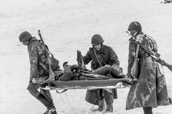 Раненый солдат на носилках