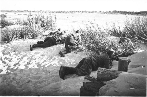 Советский солдат в окопе зимой