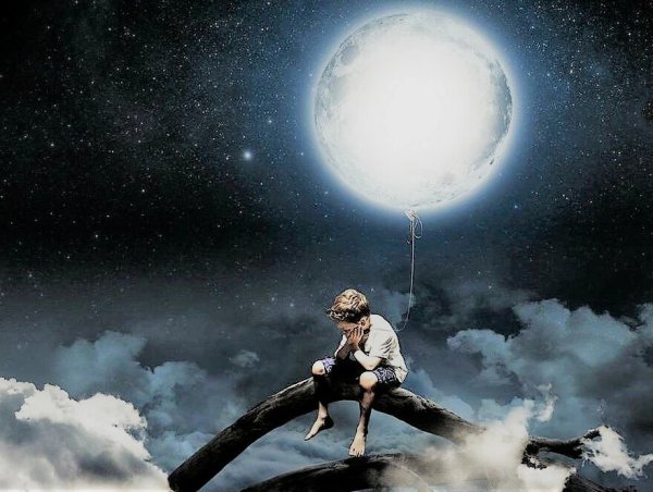 Мальчик смотрящий на луну