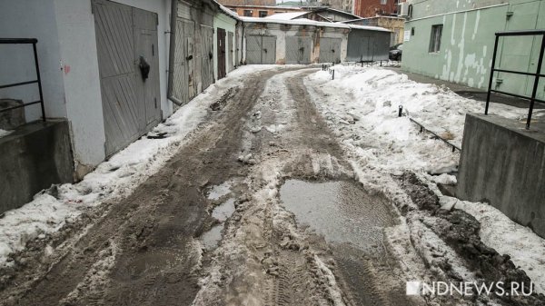 Загрязненный снег в городе