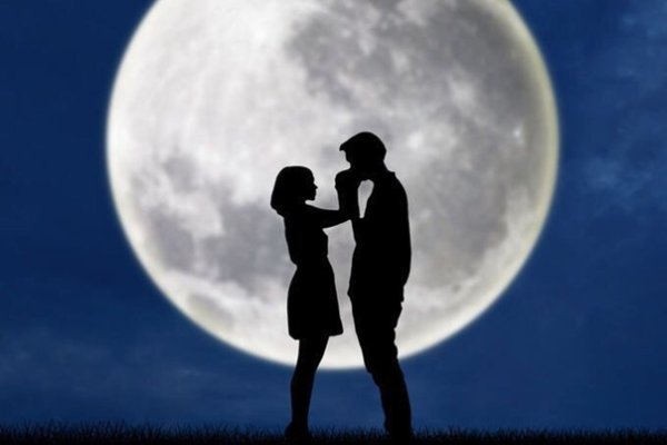 Парень с девушкой на фоне Луны