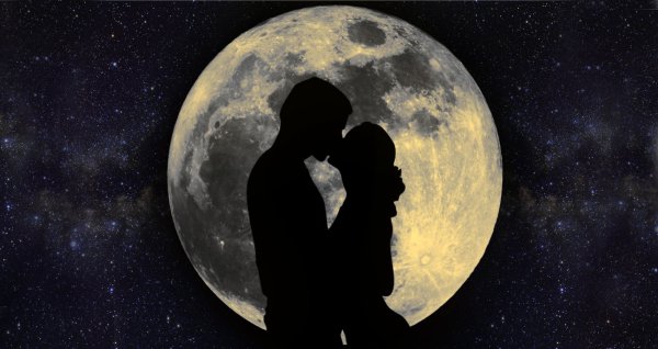 Влюбленные на фоне Луны