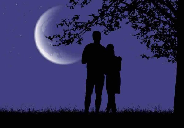 Силуэты влюблённых на фоне Луны