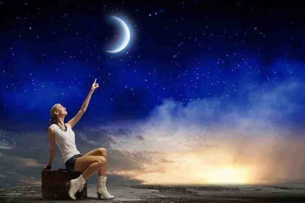 Растущая Луна и девушка