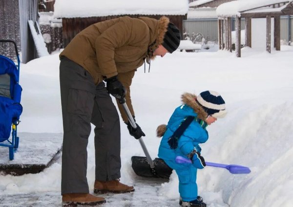 Дети убирают снег