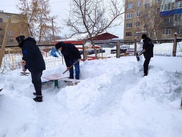 Уборка снега волонтерами