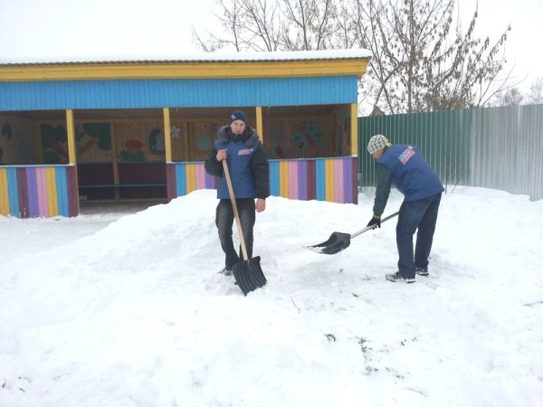 Уборка снега на участке детского сада