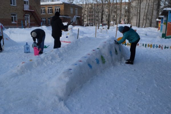 Горка из снега в детском саду
