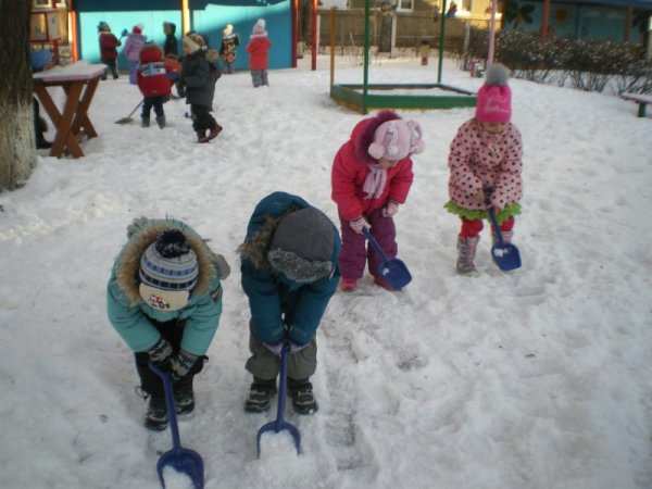 Труд зимой на участке детского сада