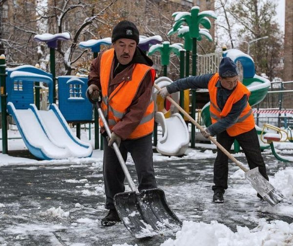 Дворники оббивают снег