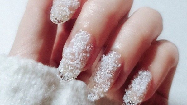 Маникюр с эффектом снега