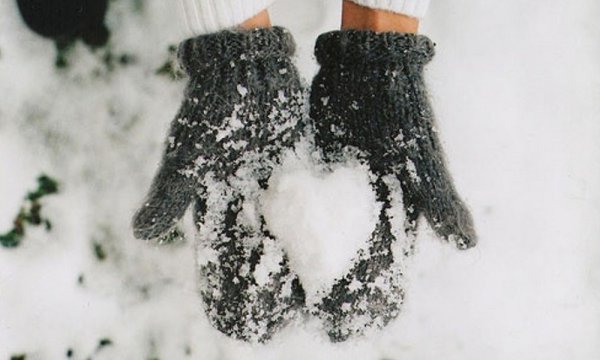 Варежки в снегу