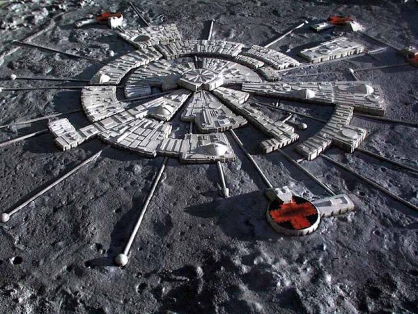 Базы на обратной стороне Луны