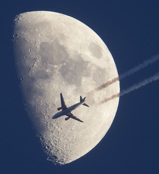 Самолет на фоне Луны