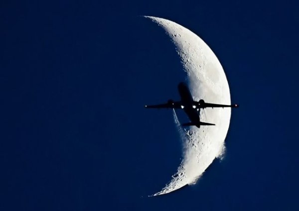 Истребитель на фоне Луны