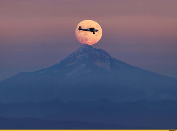 Самолет на фоне Луны