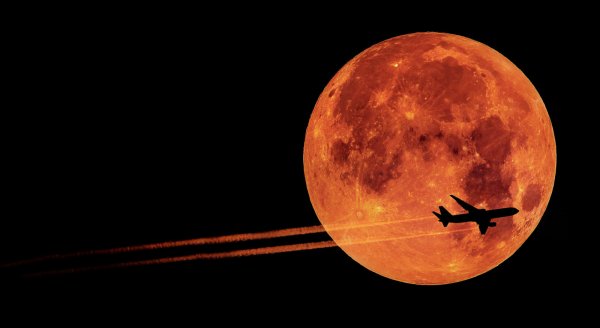 Красная Луна и самолёт