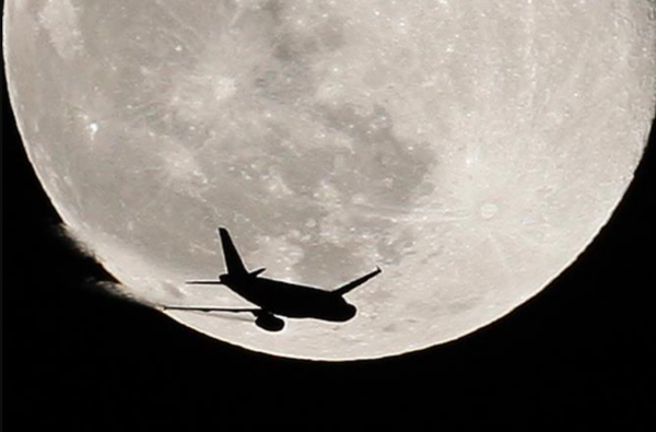 Самолет на фоне Луны