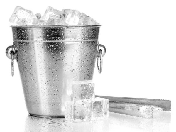 Ведро с холодной водой и льдом