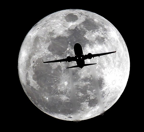Самолет на фоне Луны фото