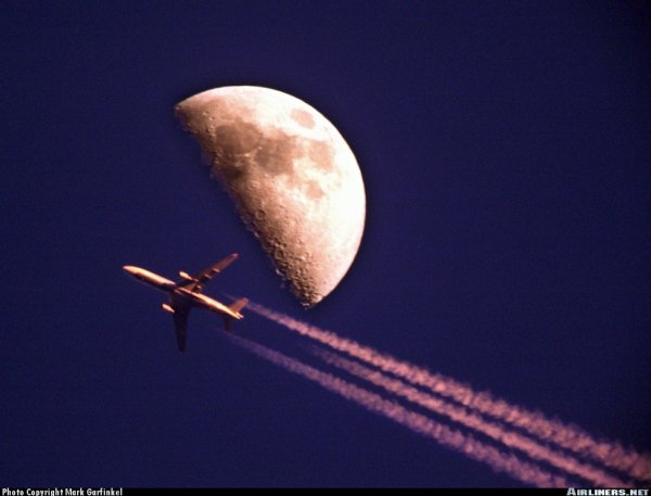 Самолет на фоне Луны фото