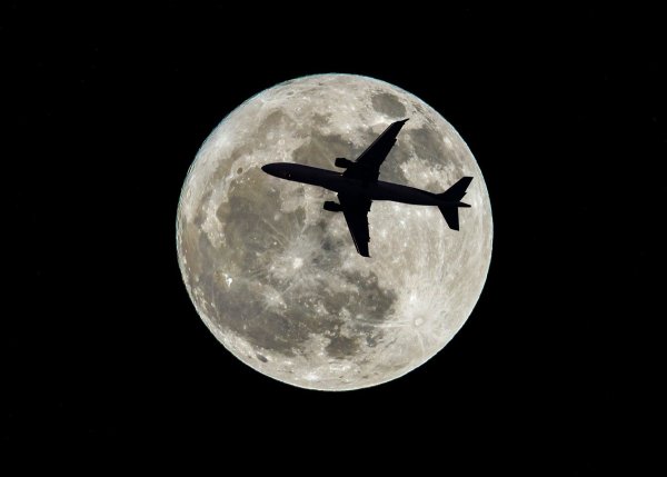 Самолет на черном фоне