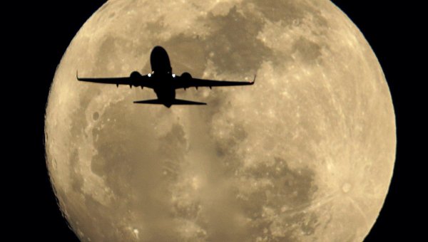 Самолет на фоне Луны