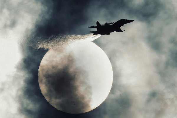 Истребитель на фоне Луны