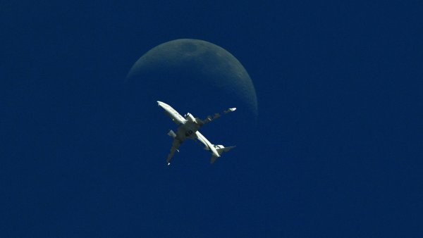 Самолет в небе Минимализм