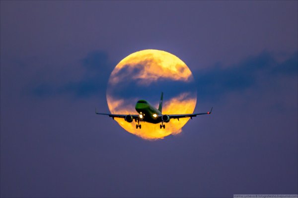 Самолет на фоне Луны