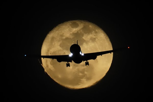 Самолет ночь Луна