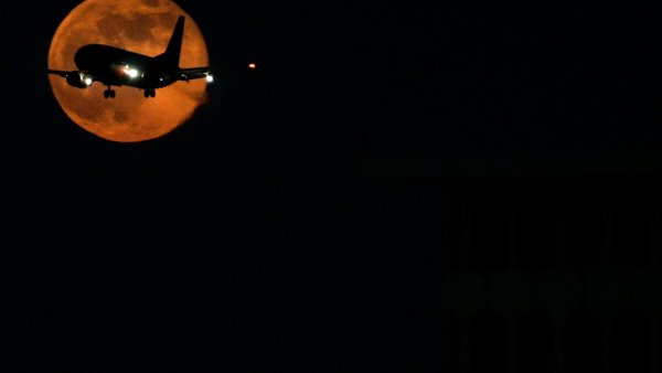 Самолет в небе ночью