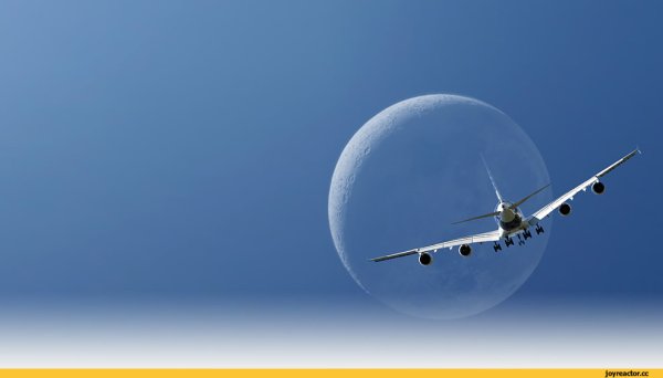 Самолёт взлетает с планеты