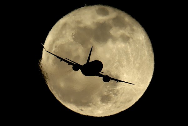 Самолет ночь Луна